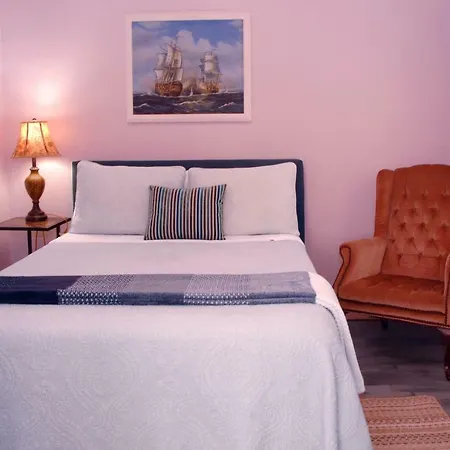 Adorable Historic Downtown Apartment